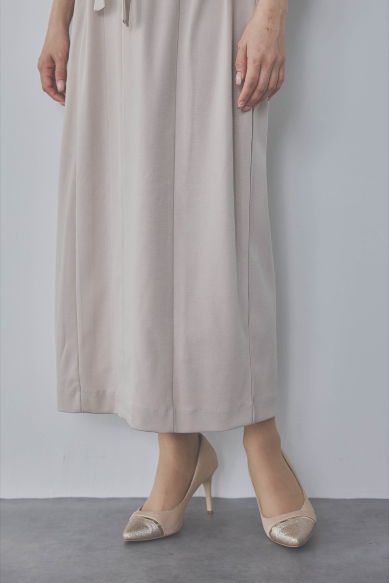 ベージュのボリュームスリーブポンチワンピース