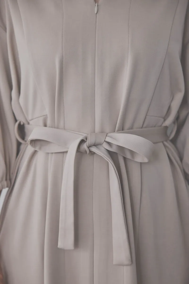 ベージュのボリュームスリーブポンチワンピース