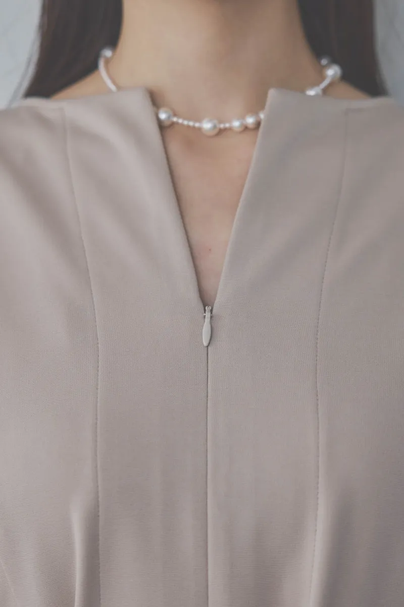 ベージュのボリュームスリーブポンチワンピース