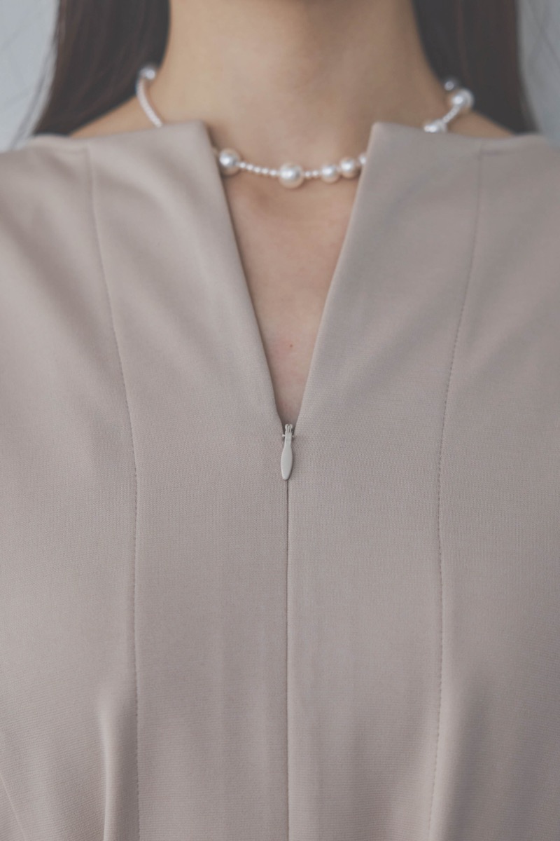 ベージュのボリュームスリーブポンチワンピース