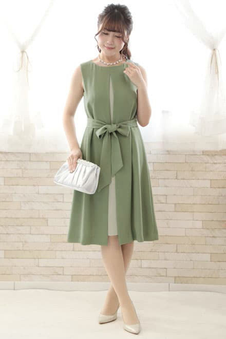 グリーンのウエストリボン付き前開き風レイヤードドレス