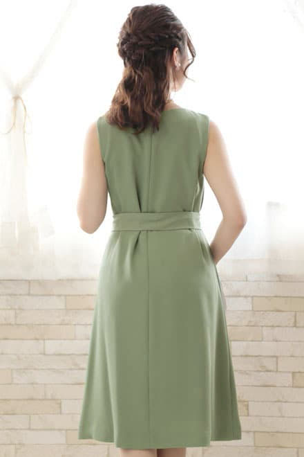 グリーンのウエストリボン付き前開き風レイヤードドレス