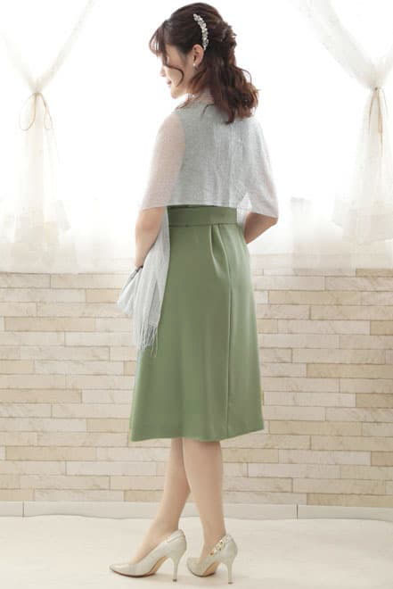 グリーンのウエストリボン付き前開き風レイヤードドレス
