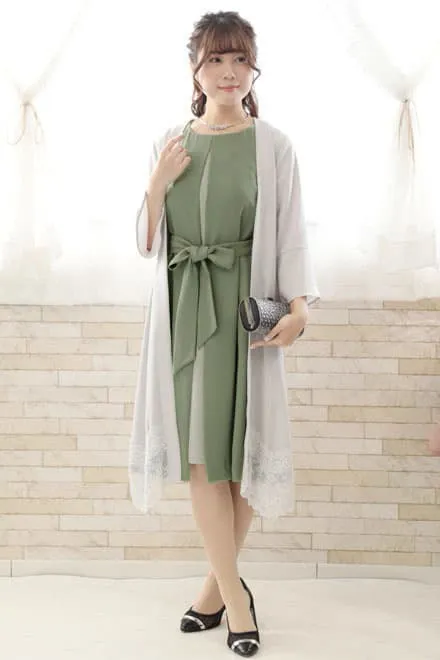 グリーンのウエストリボン付き前開き風レイヤードドレス
