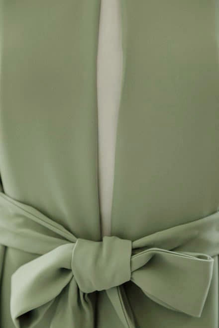 グリーンのウエストリボン付き前開き風レイヤードドレス