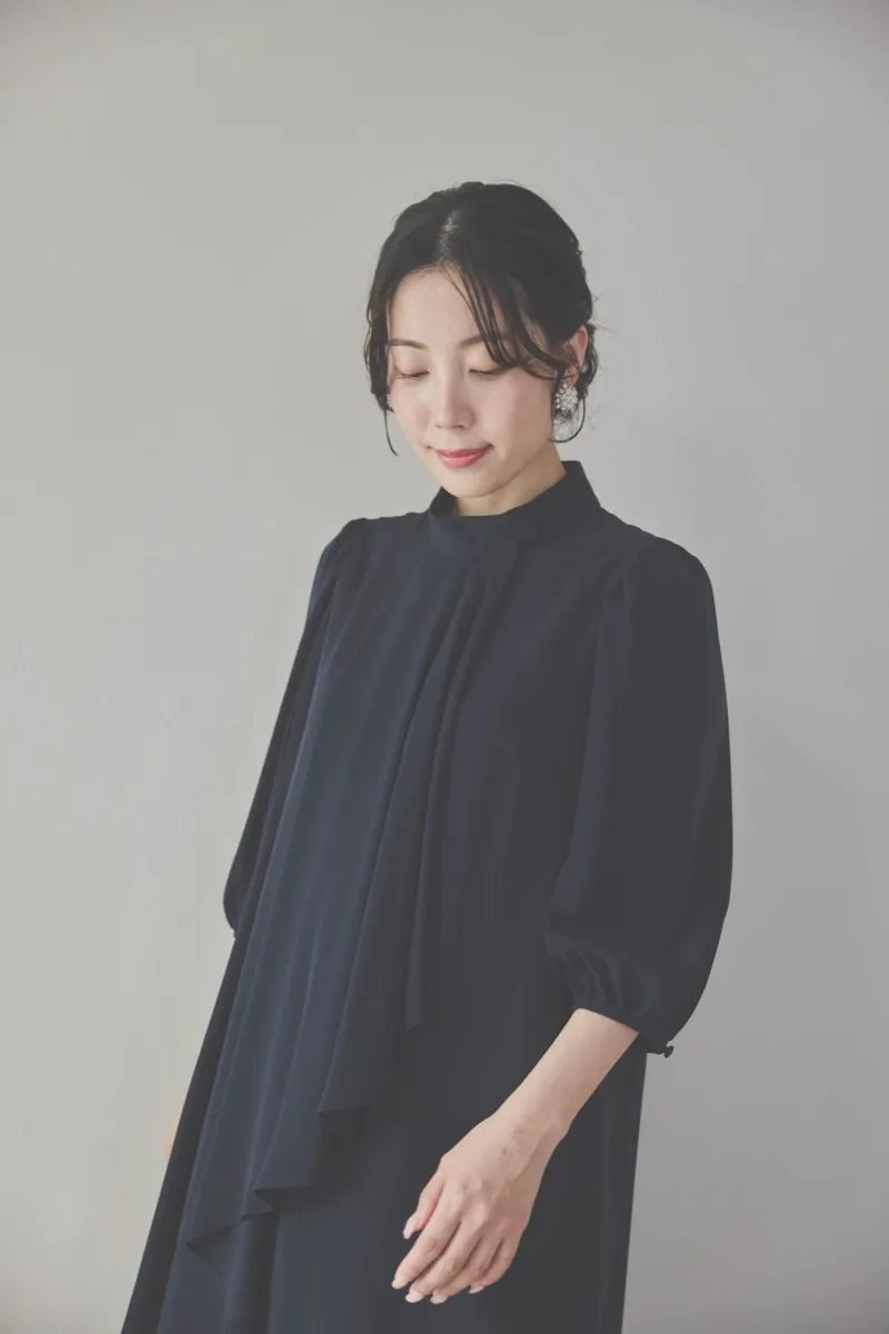 ネイビーのフロントドレープ前開きドレス [ 店頭販売価格 42,900円 ]