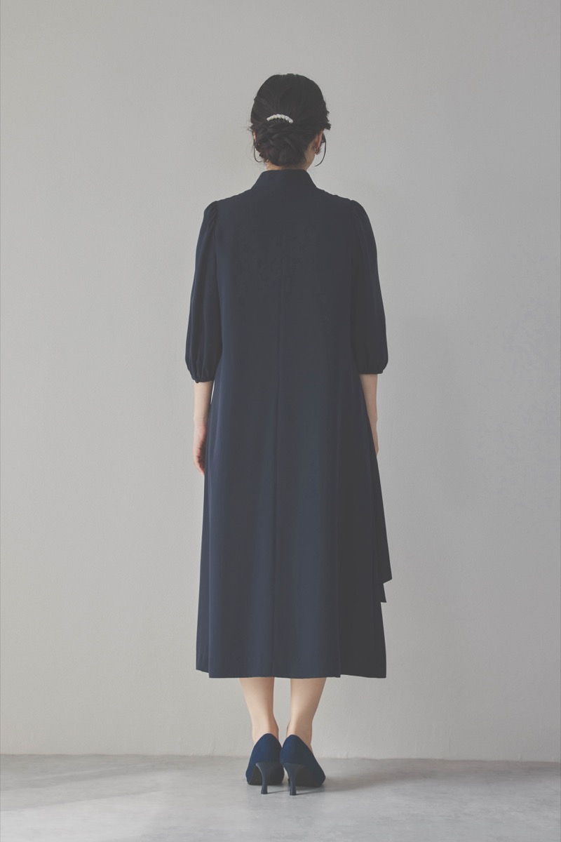 ネイビーのフロントドレープ前開きドレス [ 店頭販売価格 42,900円 ]