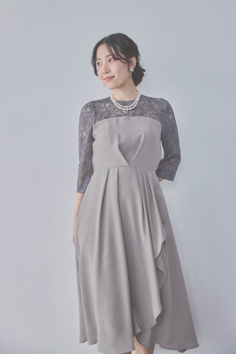グレージュのデコルテ切り替えラップドレス [ 店頭販売価格 37,000円 ]