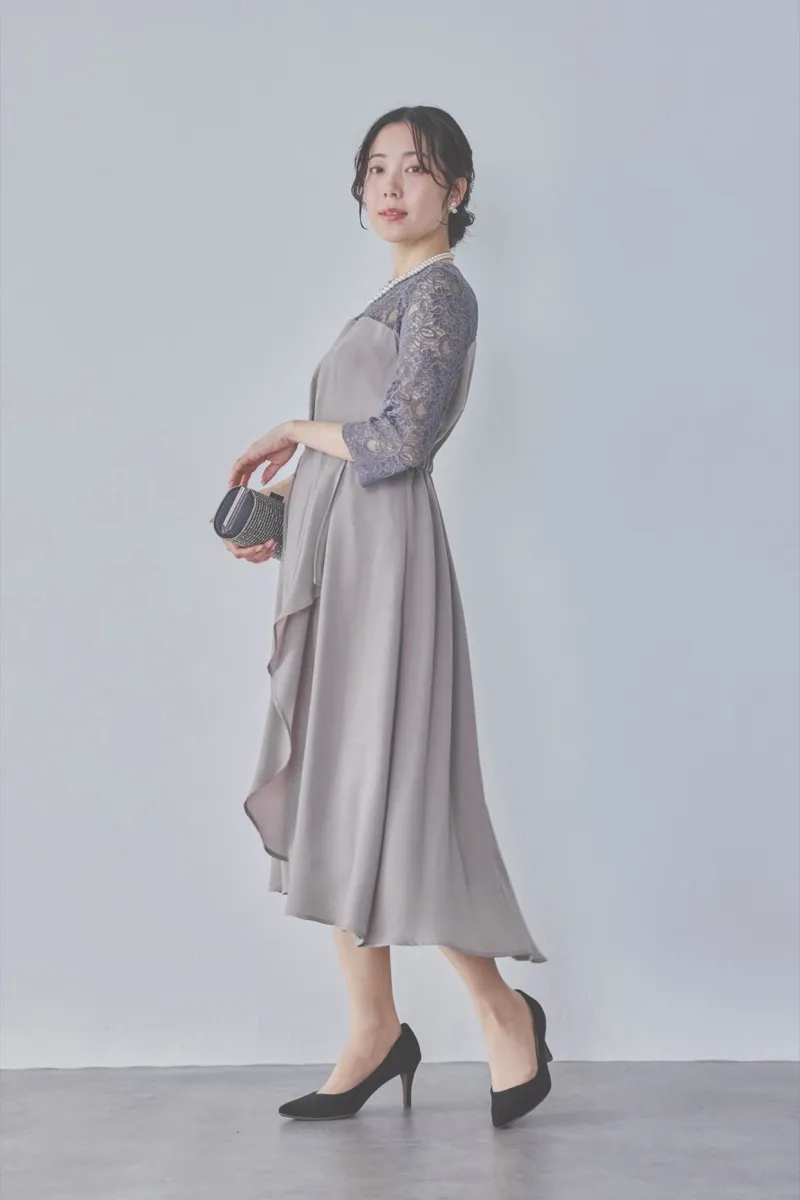 グレージュのデコルテ切り替えラップドレス [ 店頭販売価格 37,000円 ]