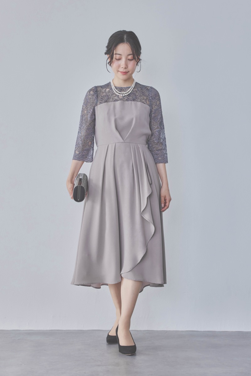 グレージュのデコルテ切り替えラップドレス [ 店頭販売価格 37,000円 ]