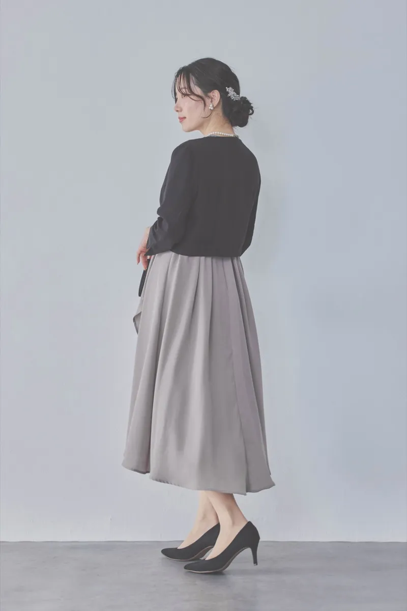 グレージュのデコルテ切り替えラップドレス [ 店頭販売価格 37,000円 ]
