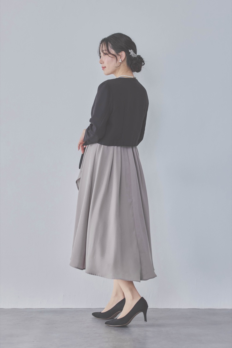 グレージュのデコルテ切り替えラップドレス [ 店頭販売価格 37,000円 ]