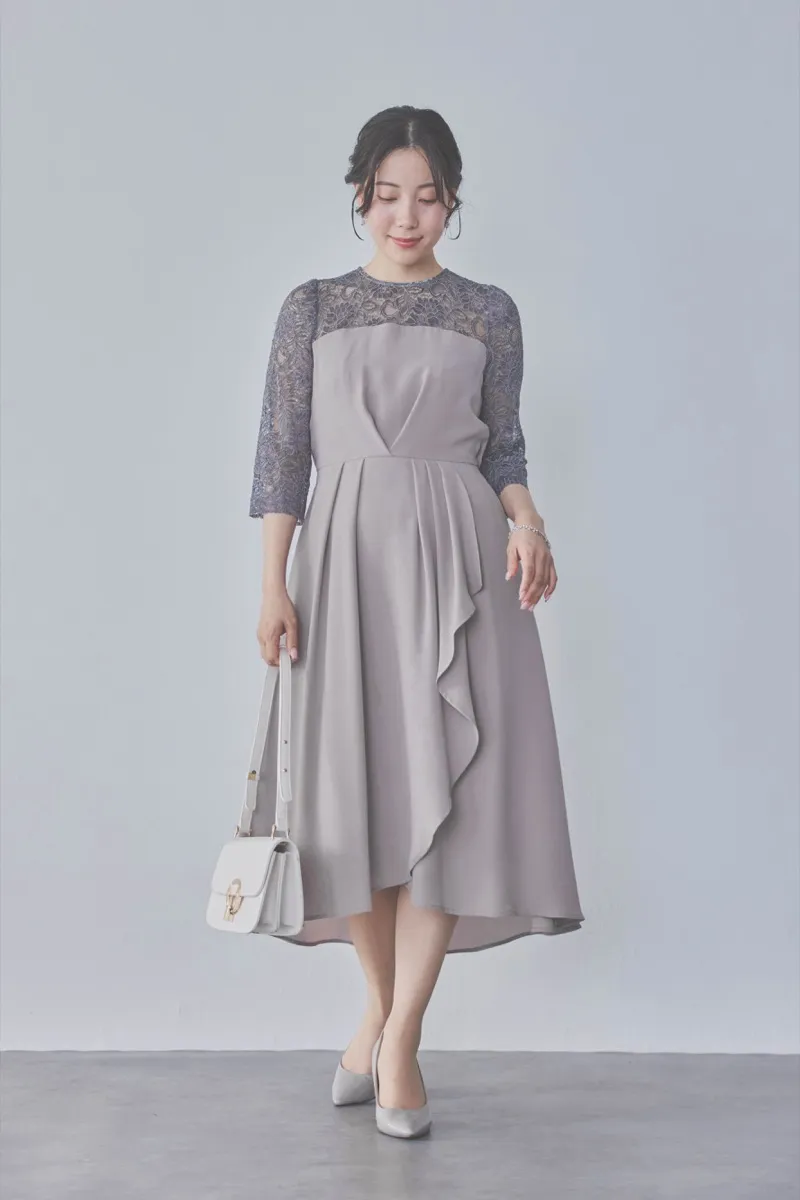 グレージュのデコルテ切り替えラップドレス [ 店頭販売価格 37,000円 ]