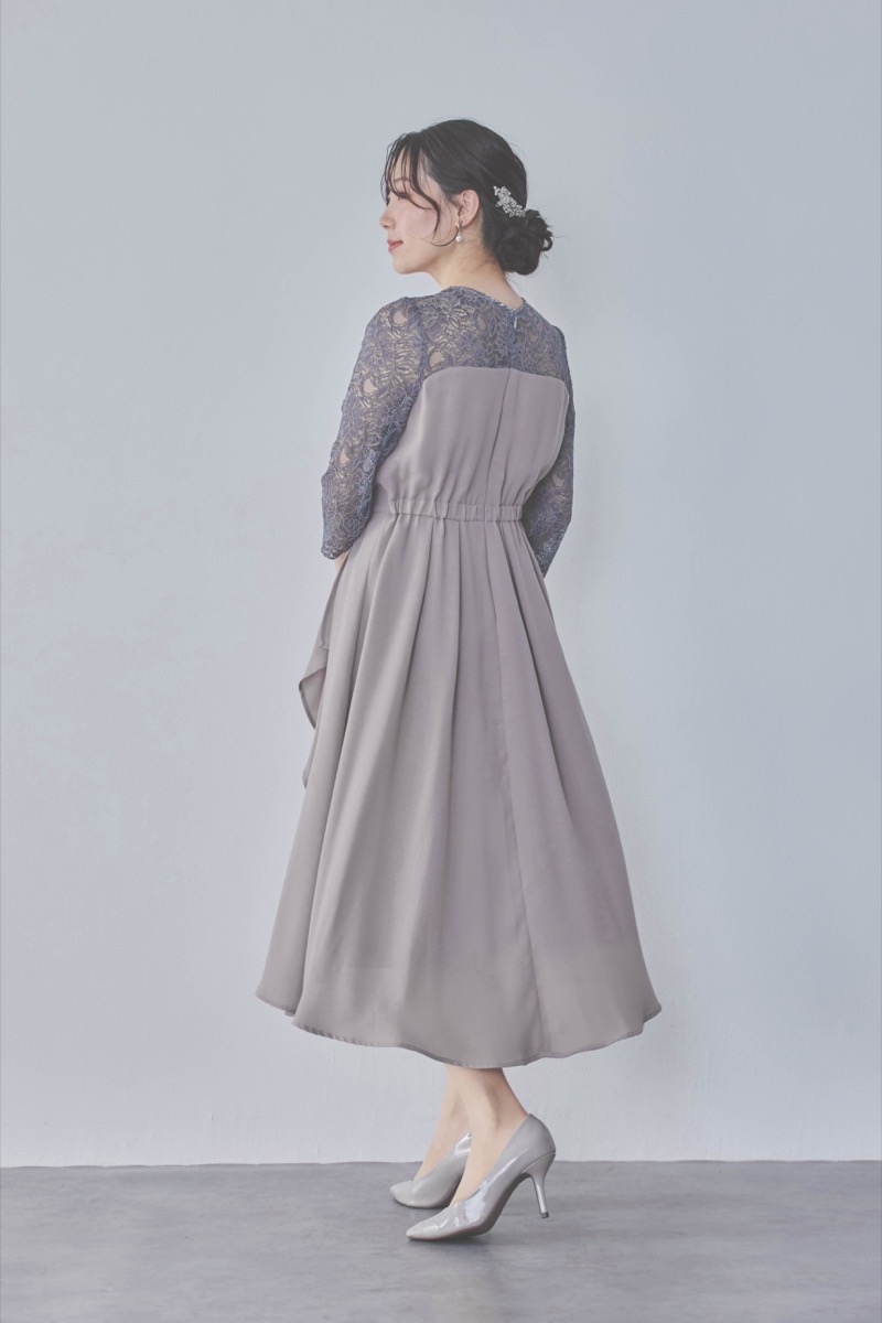 グレージュのデコルテ切り替えラップドレス [ 店頭販売価格 37,000円 ]