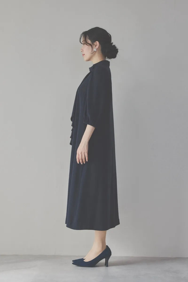 グレージュのデコルテ切り替えラップドレス [ 店頭販売価格 37,000円 ]