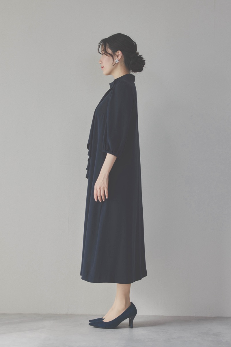 グレージュのデコルテ切り替えラップドレス [ 店頭販売価格 37,000円 ]