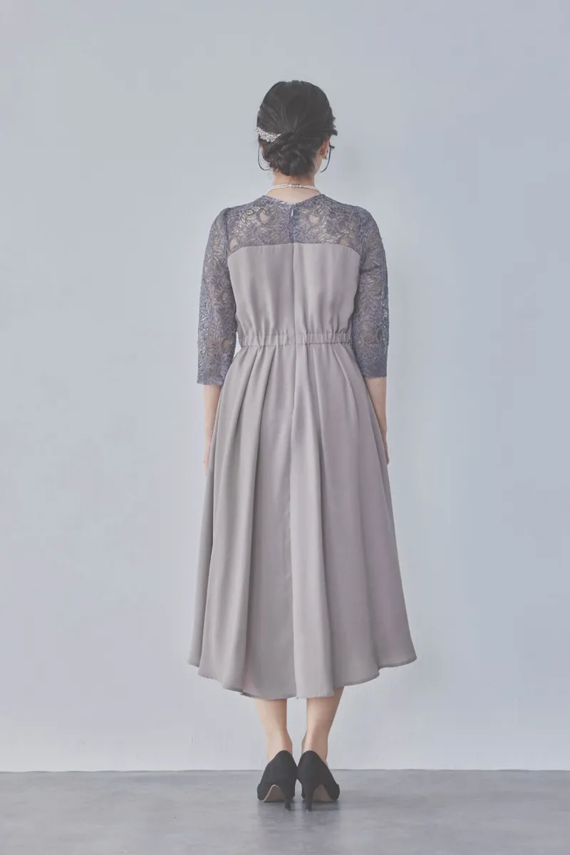 グレージュのデコルテ切り替えラップドレス [ 店頭販売価格 37,000円 ]