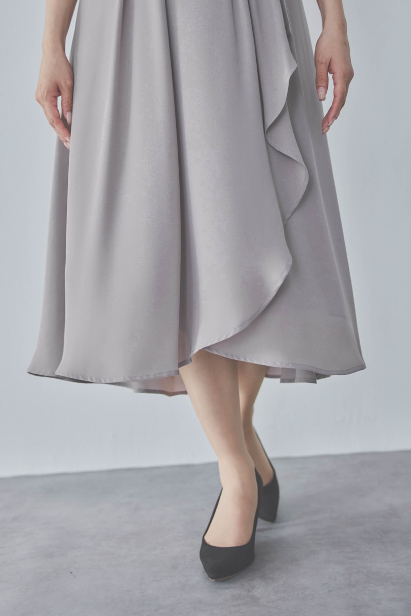 グレージュのデコルテ切り替えラップドレス [ 店頭販売価格 37,000円 ]