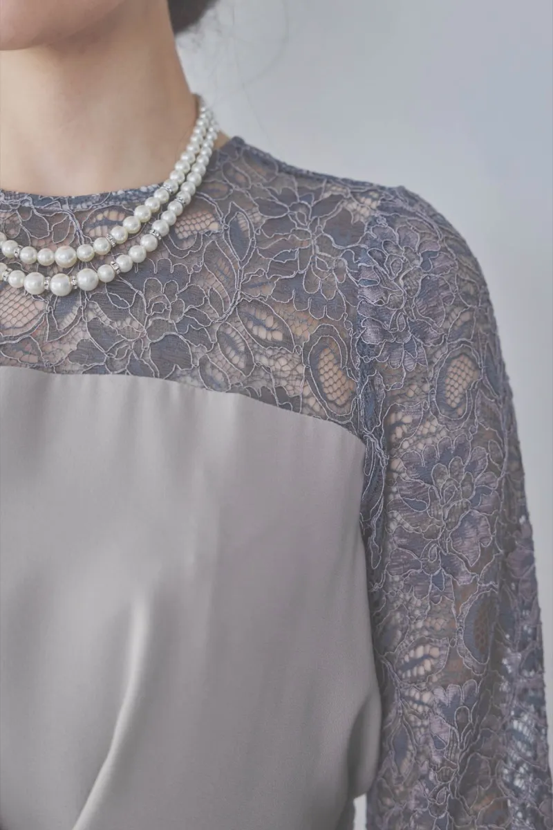 グレージュのデコルテ切り替えラップドレス [ 店頭販売価格 37,000円 ]