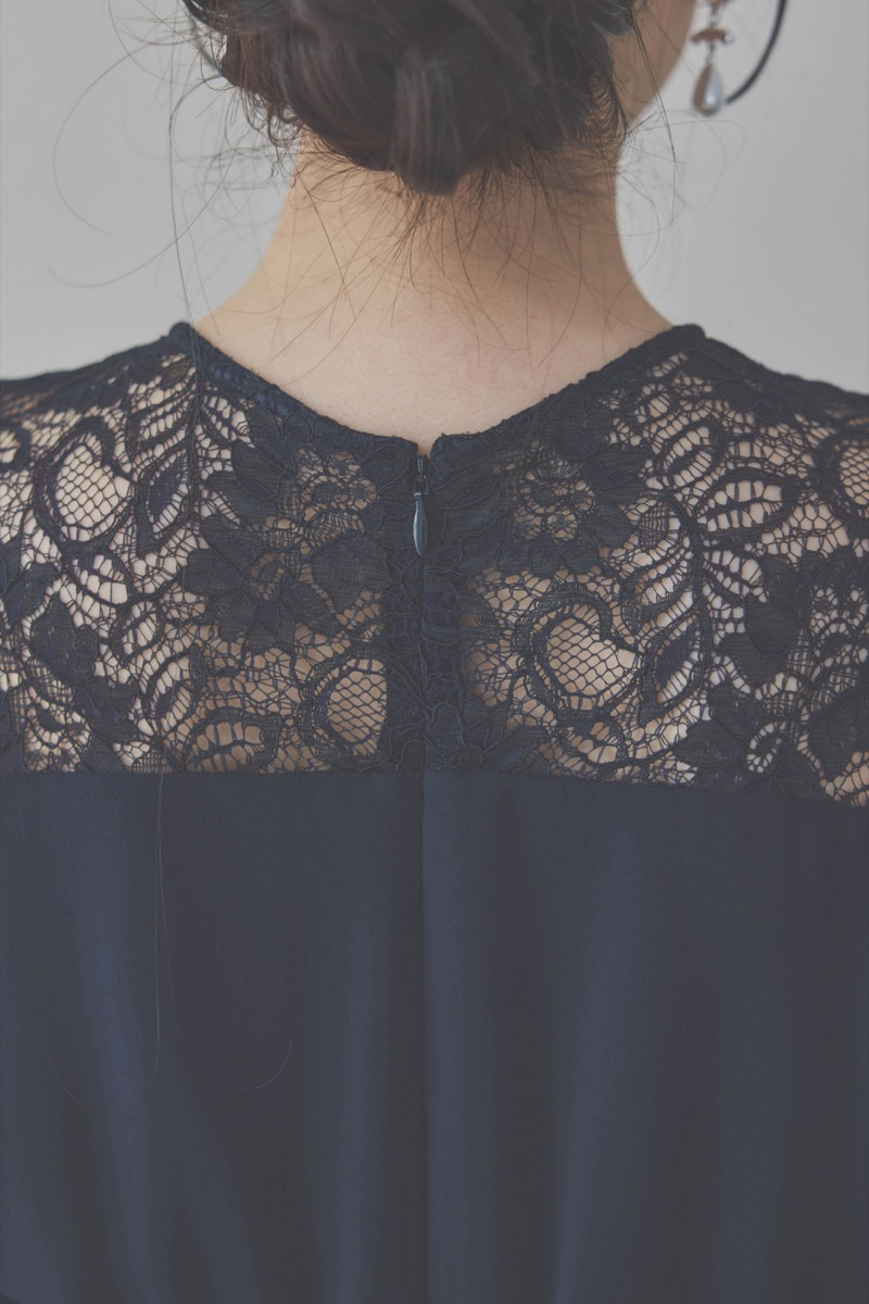 ネイビーのデコルテ切り替えラップドレス [ 店頭販売価格 37,400円 ]