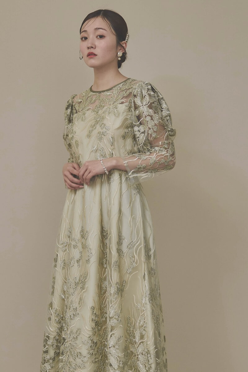 カーキのボリュームスリーブ刺繍ドレス