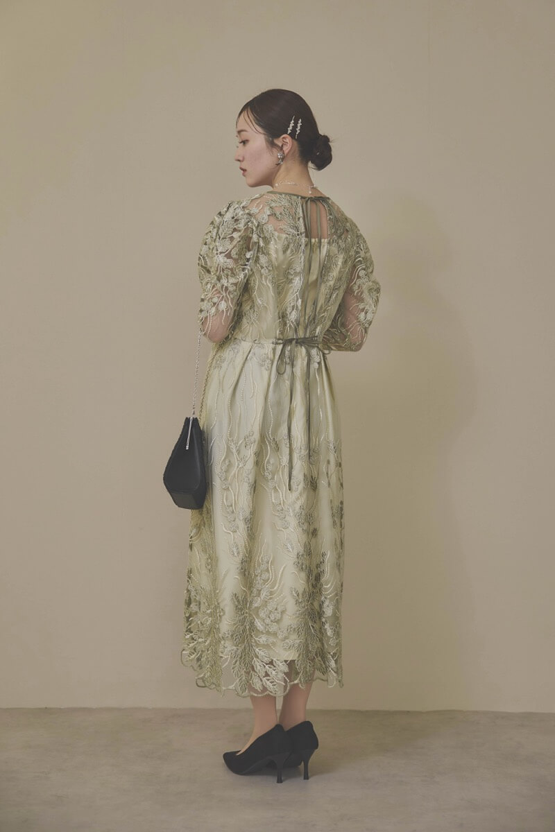 カーキのボリュームスリーブ刺繍ドレス