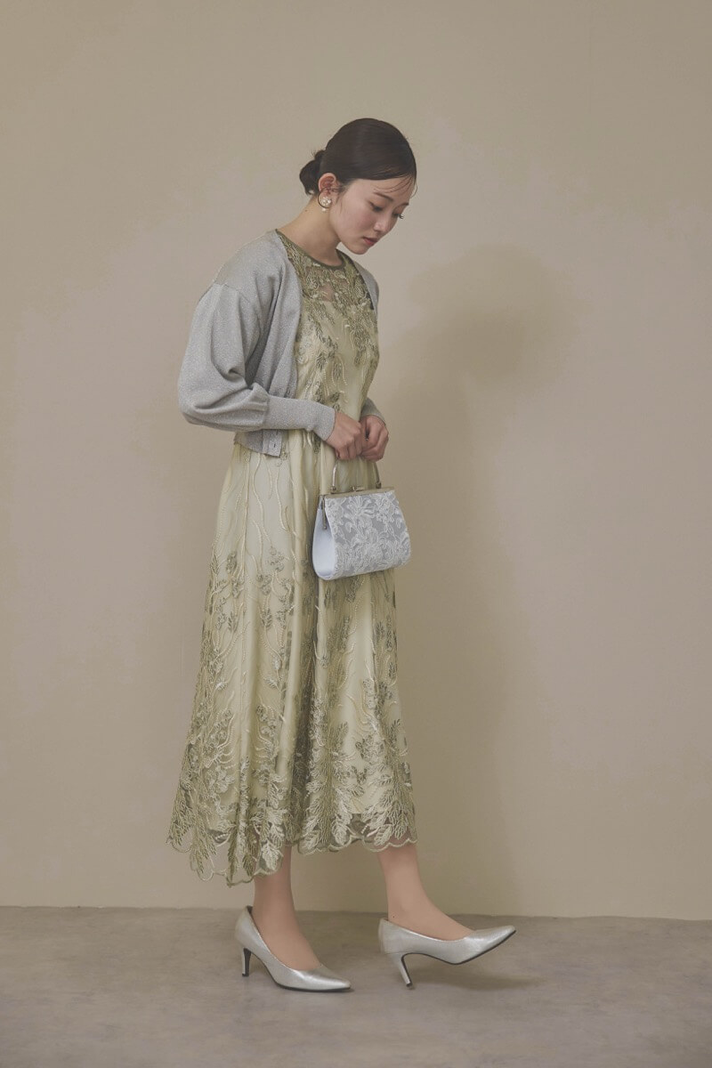 カーキのボリュームスリーブ刺繍ドレス