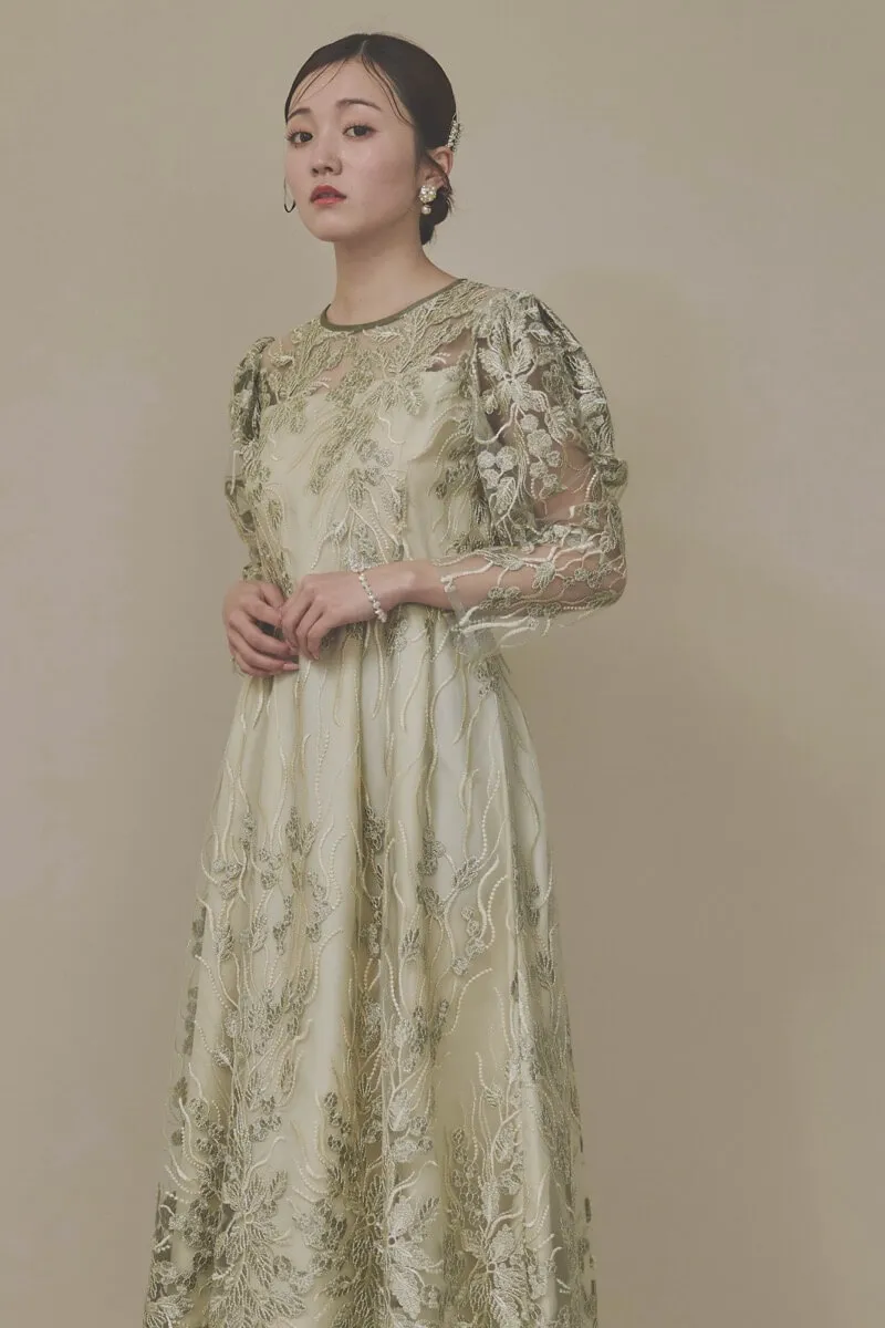 カーキのボリュームスリーブ刺繍ドレス