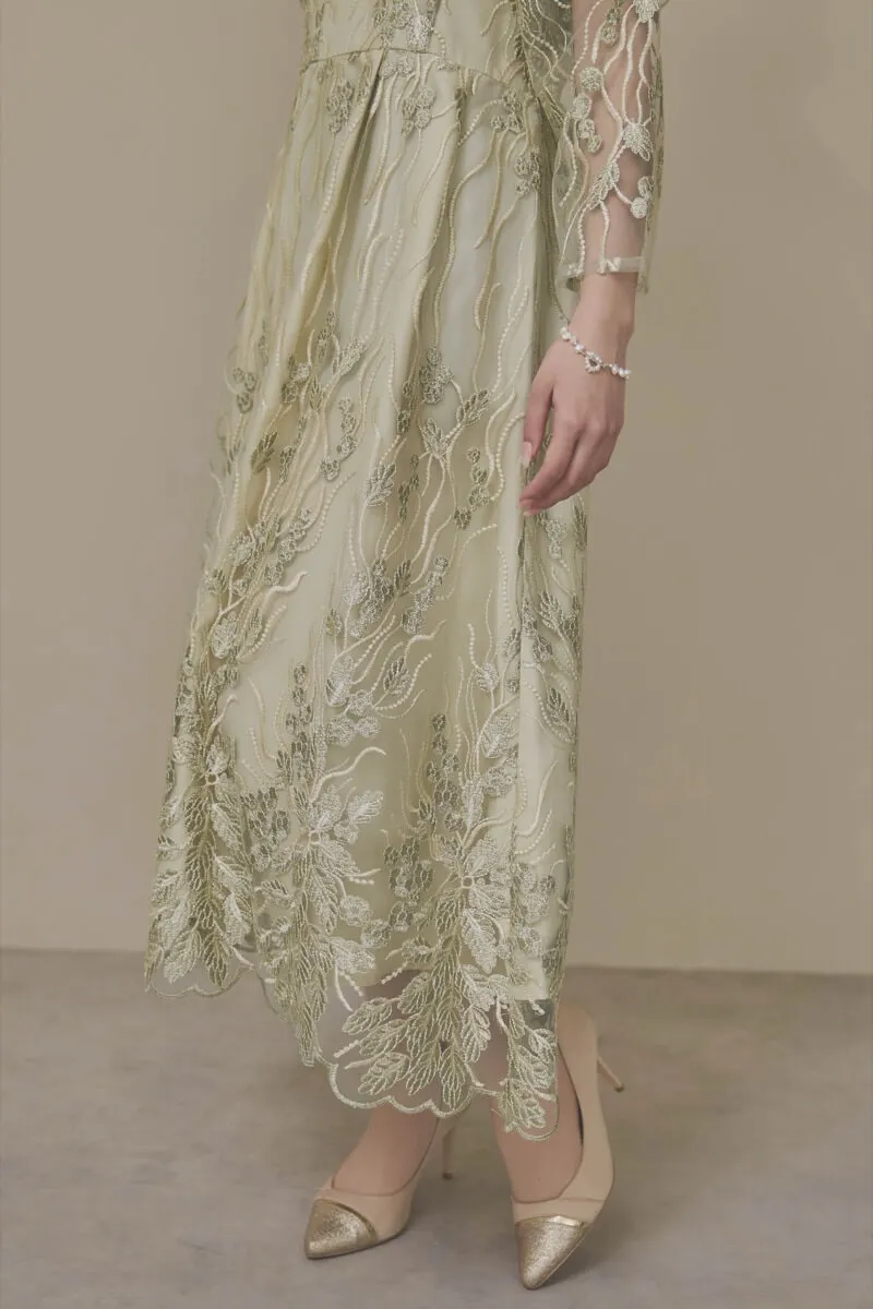 カーキのボリュームスリーブ刺繍ドレス