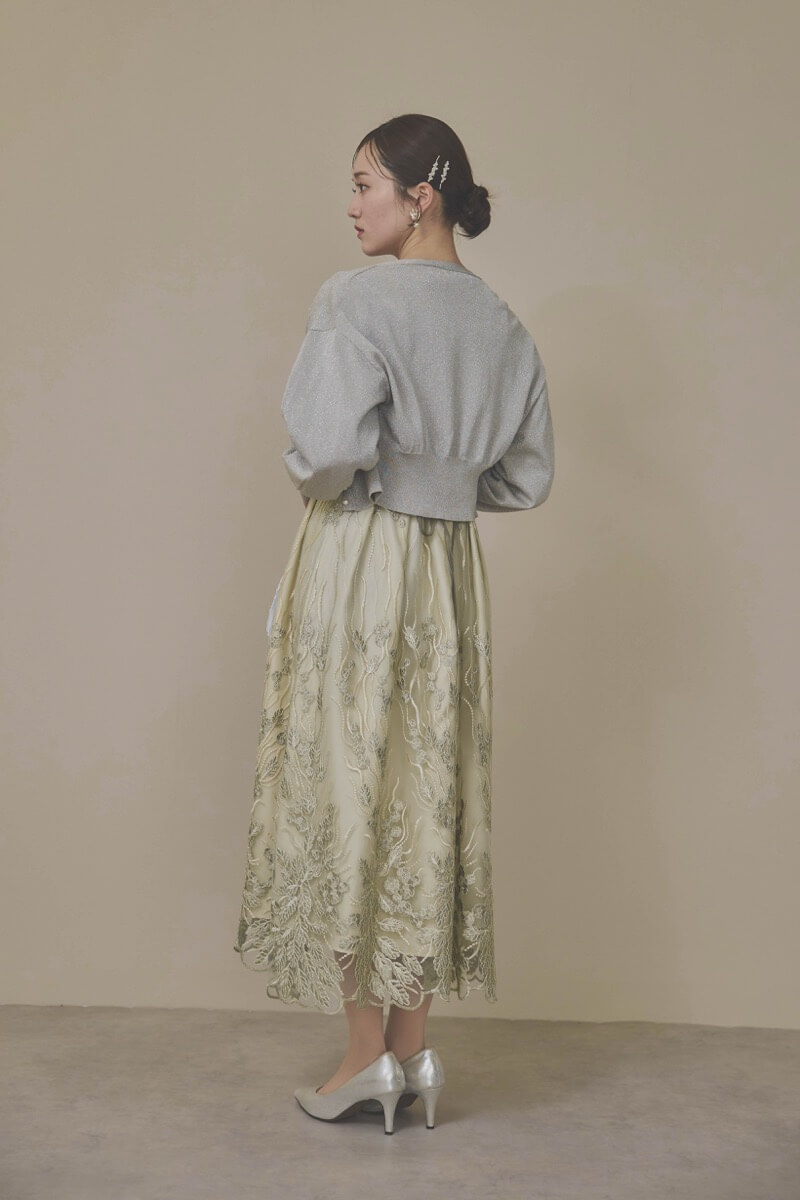 カーキのボリュームスリーブ刺繍ドレス