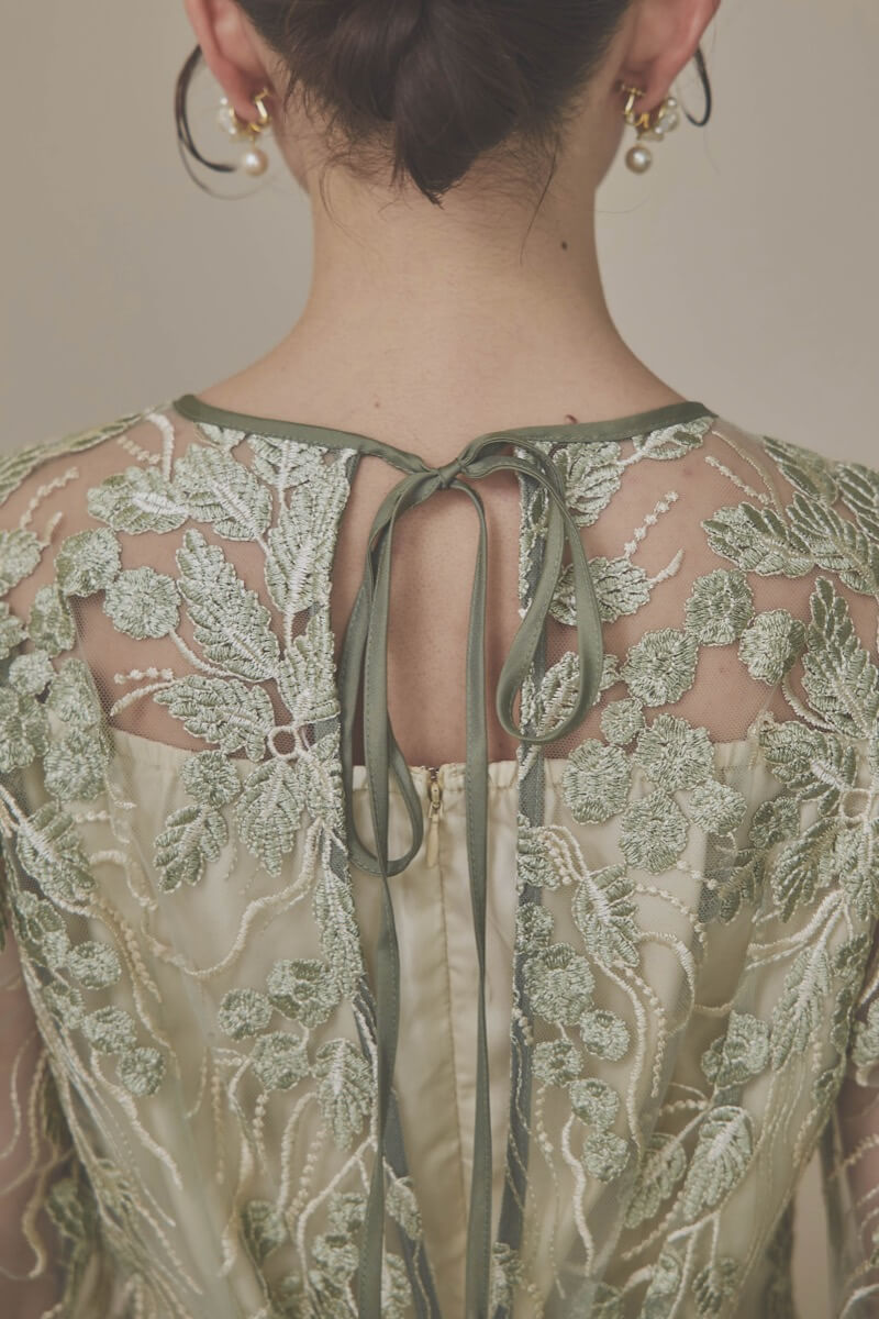 カーキのボリュームスリーブ刺繍ドレス