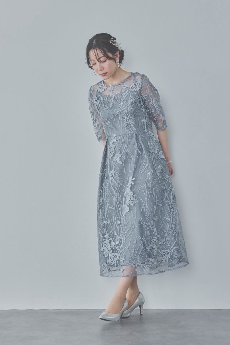 ブルーグレーのエンブロイダリーチュールドレス