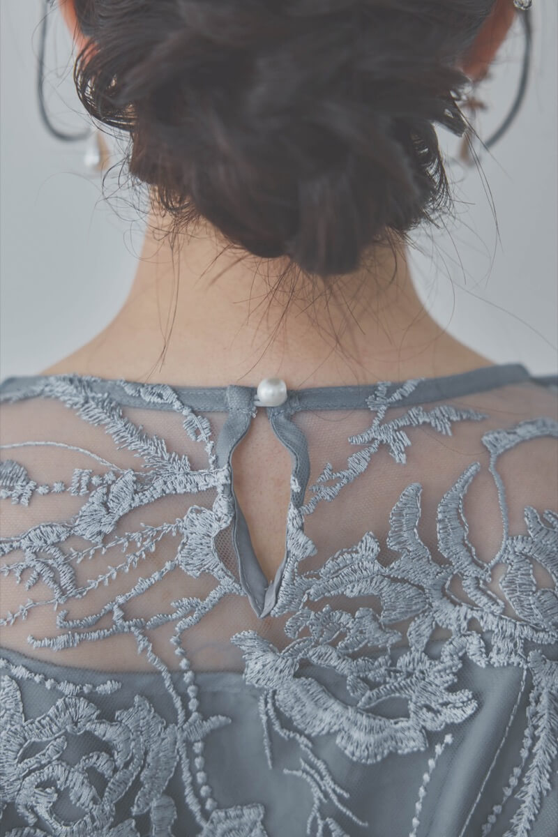 ブルーグレーのエンブロイダリーチュールドレス