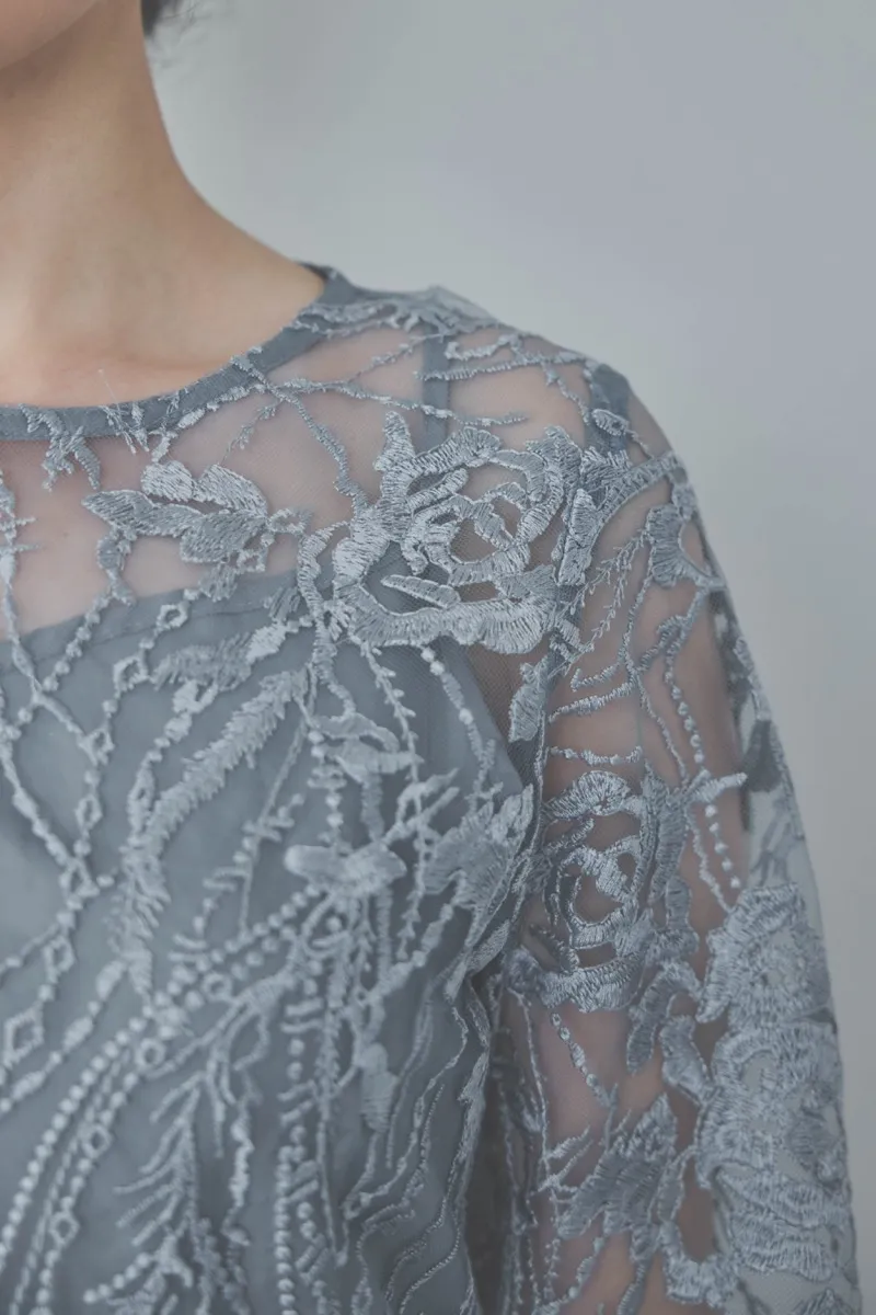 ブルーグレーのエンブロイダリーチュールドレス