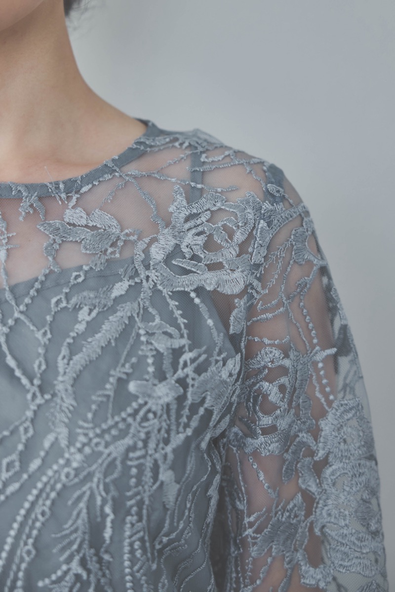 ブルーグレーのエンブロイダリーチュールドレス
