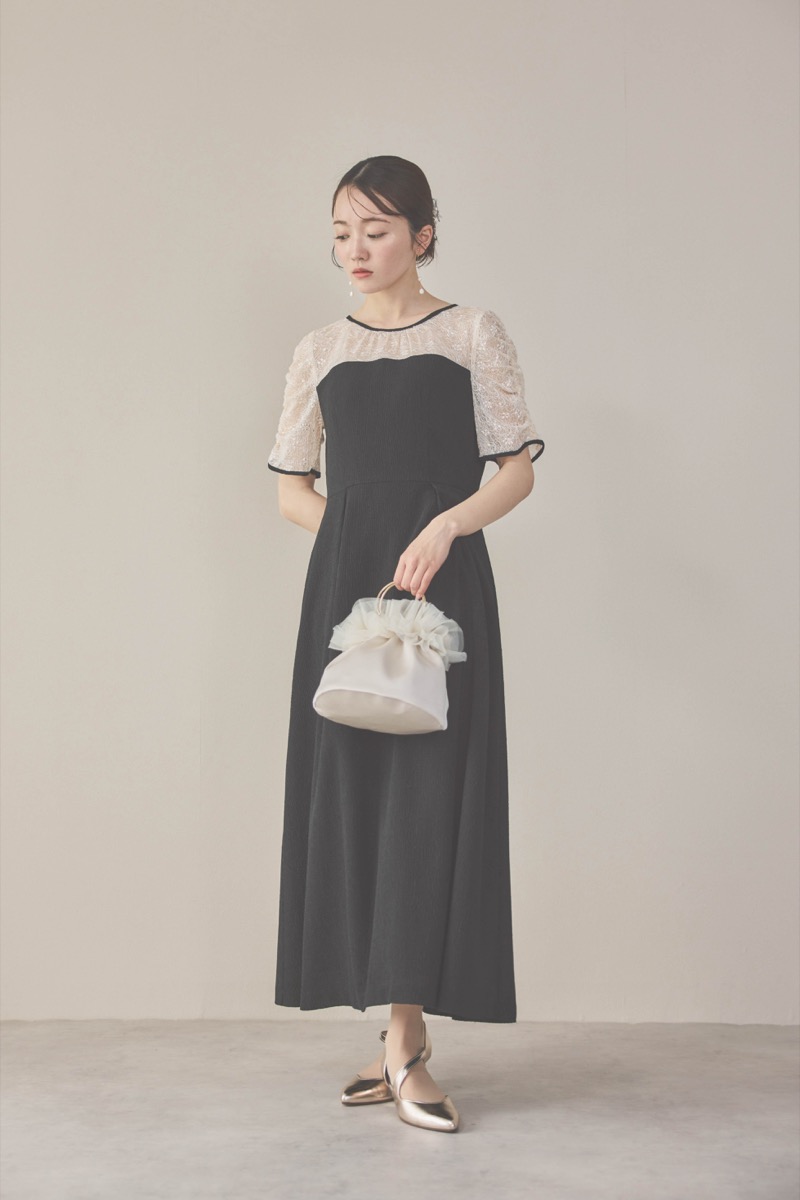 ブラックのレースコンビカットプリーツドレス