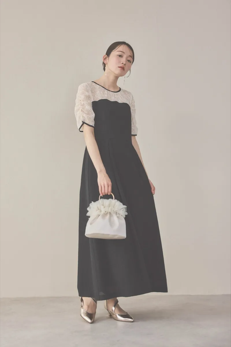 ブラックのレースコンビカットプリーツドレス