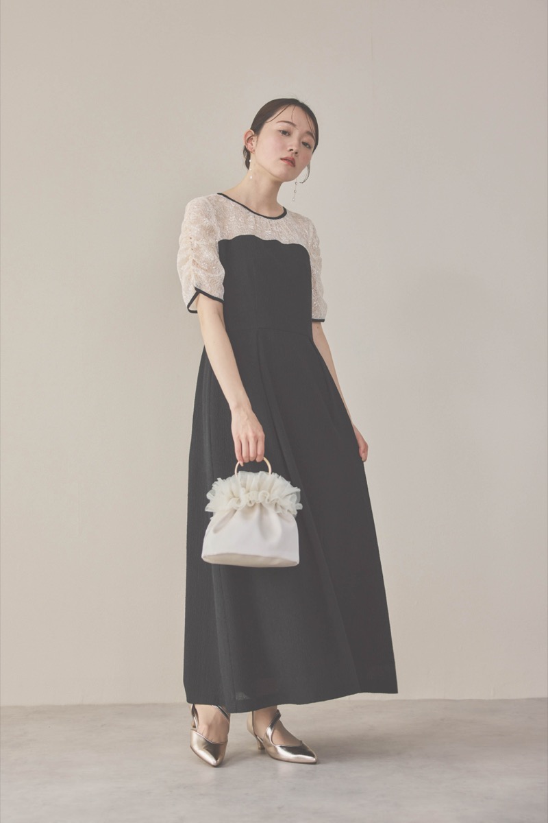 ブラックのレースコンビカットプリーツドレス