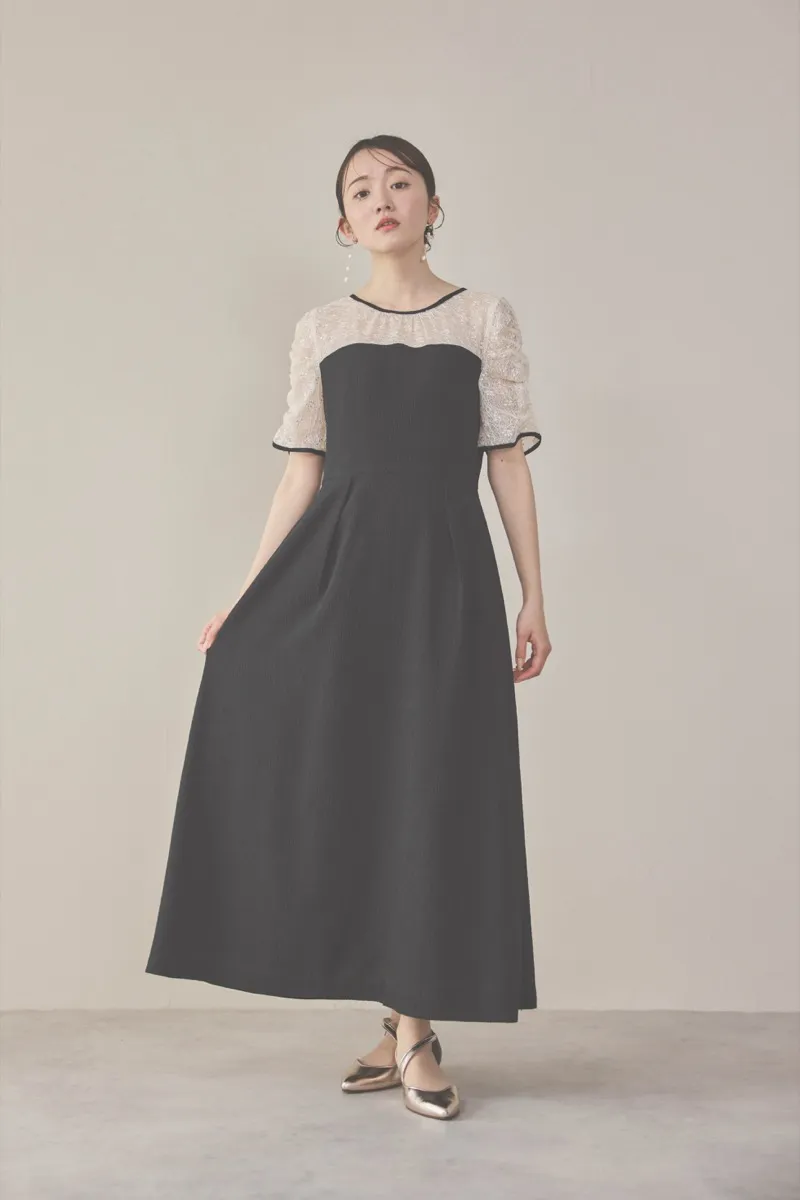 ブラックのレースコンビカットプリーツドレス