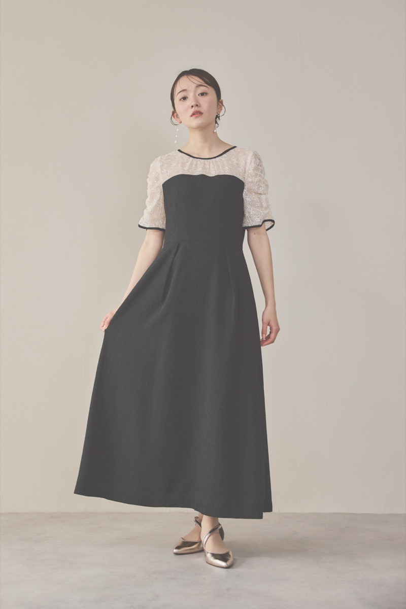 ブラックのレースコンビカットプリーツドレス