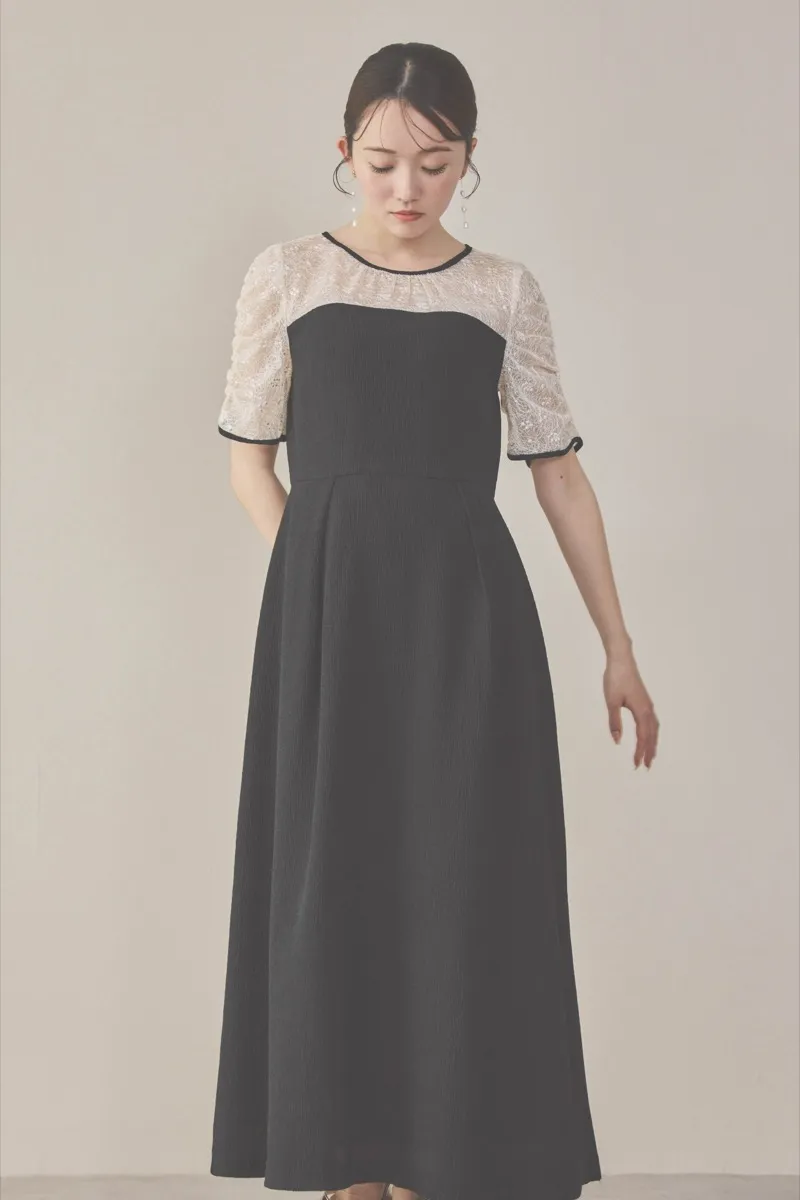 ブラックのレースコンビカットプリーツドレス