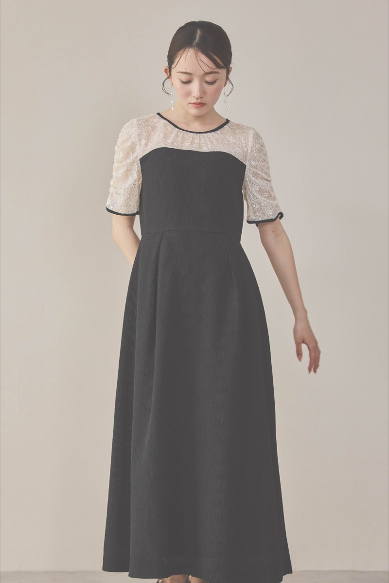 ブラックのレースコンビカットプリーツドレス