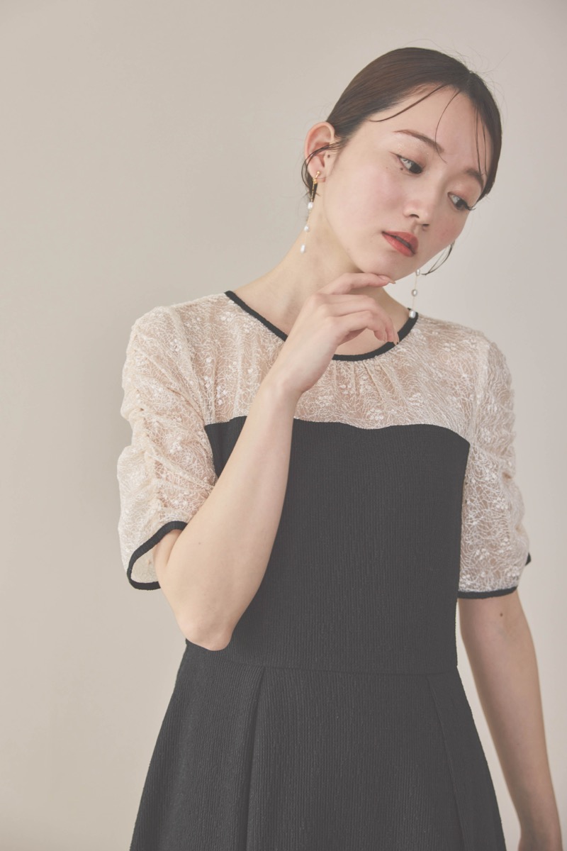 ブラックのレースコンビカットプリーツドレス