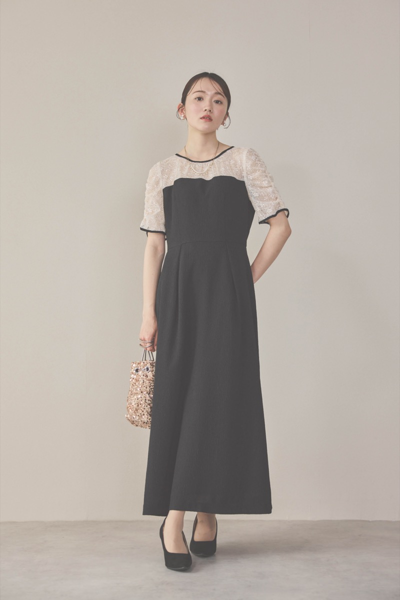 ブラックのレースコンビカットプリーツドレス