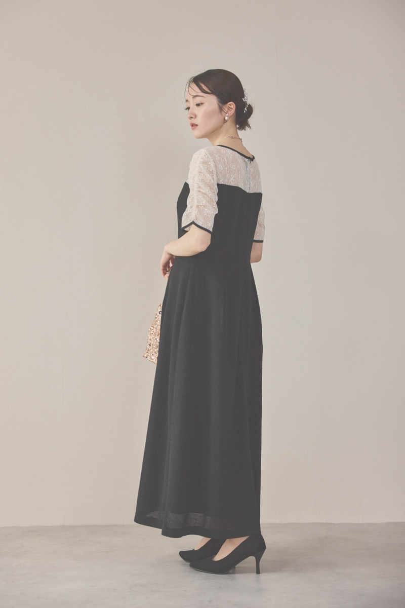 ブラックのレースコンビカットプリーツドレス