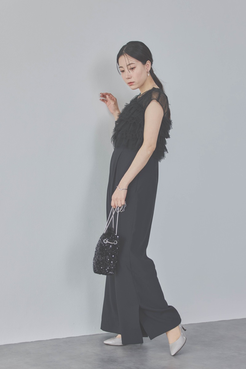 ブラックのチュールフリルオールインワンドレス