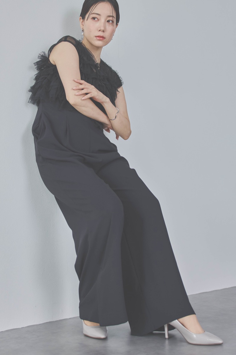 ブラックのチュールフリルオールインワンドレス