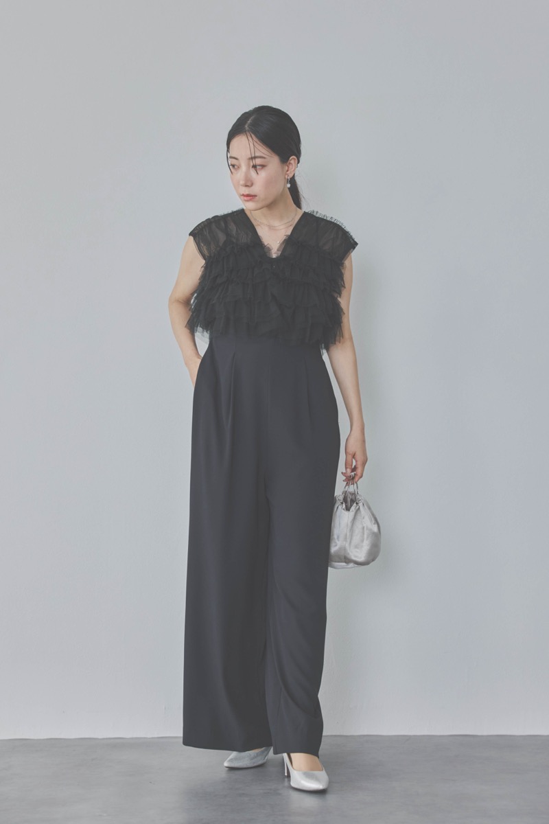 ブラックのチュールフリルオールインワンドレス
