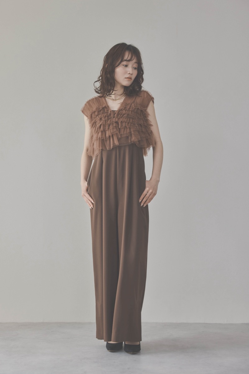 ブラウンのチュールフリルオールインワンドレス