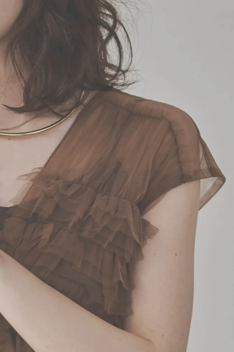 ブラウンのチュールフリルオールインワンドレス